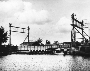 886050 Afbeelding van een spoorbrug (draaibrug) met onderbroken bovenleiding.